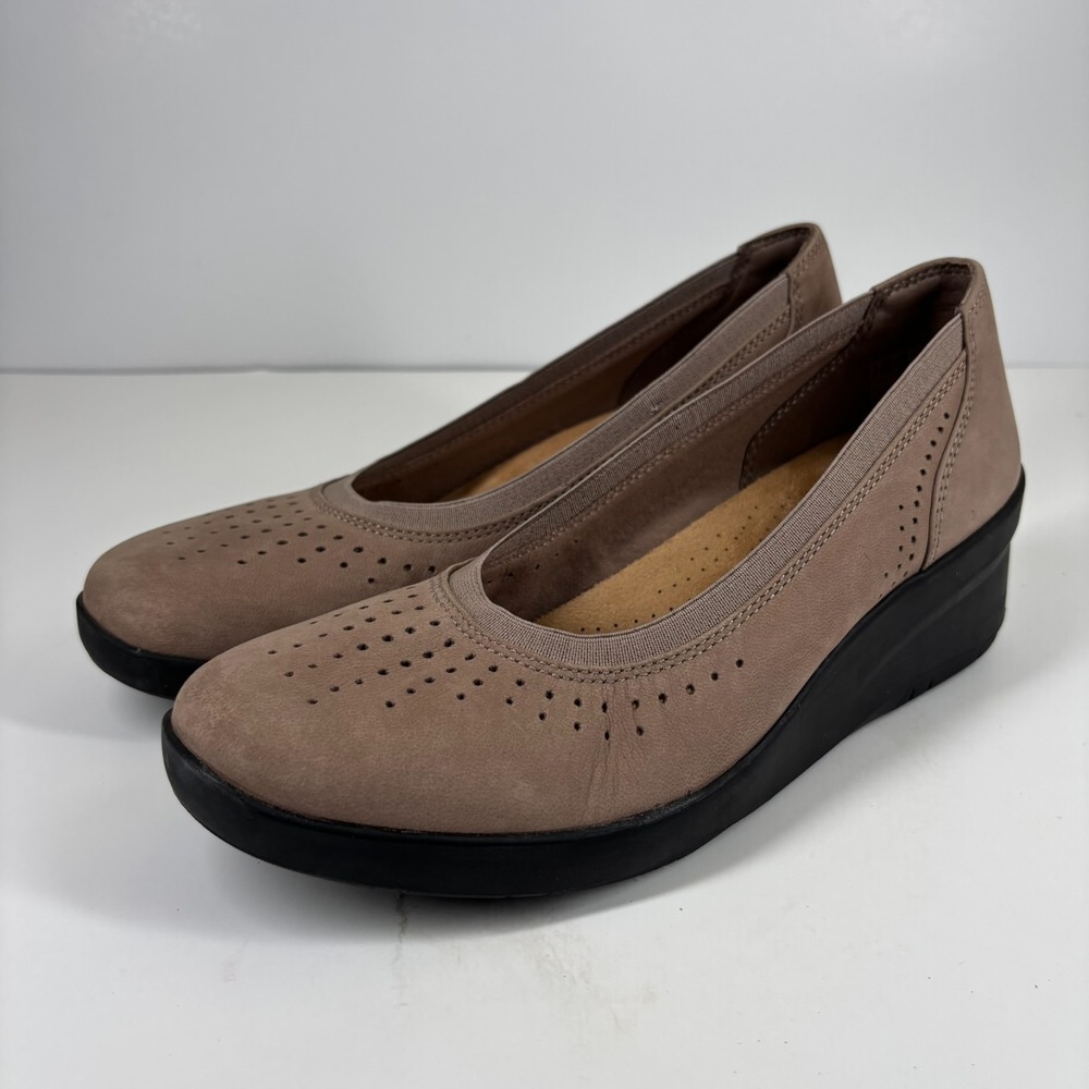 Clarks Suttyn Kaylie Women's 9.5M Light Taupe Casual Comfort Slip-On Wedge Shoes